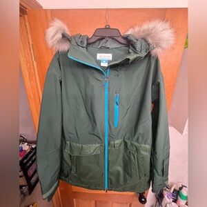 Columbia snow jacket with removable faux fur hood 

Women’s extra large (XL)